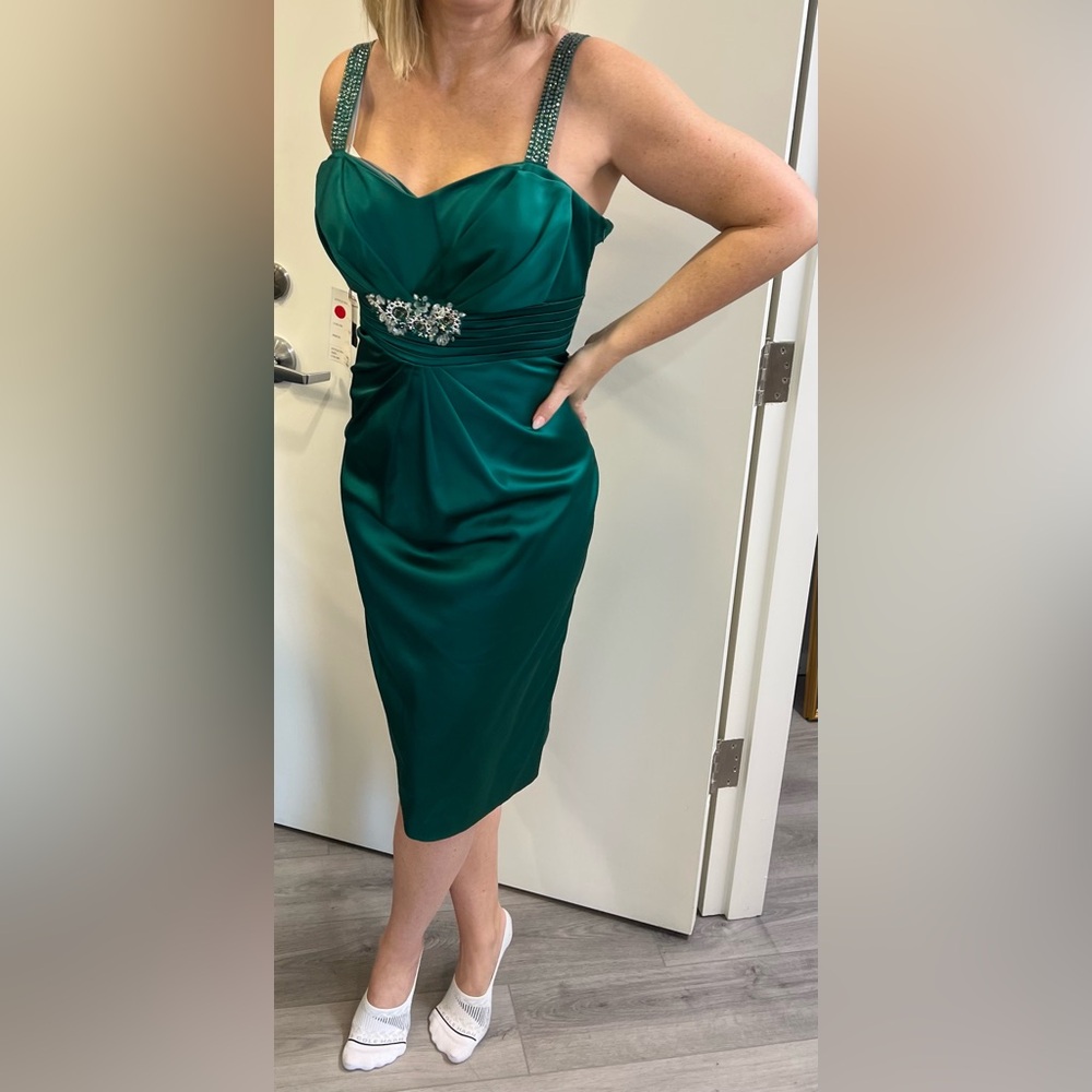 Chic Green Midi Dress with Timeless Elegance